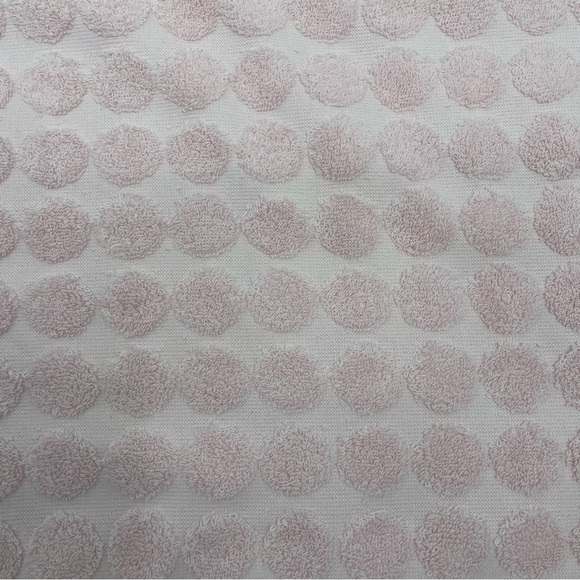 Kate Spade Set of 2 Ballet Pink reversible raised dot bath towels NWT - Picture 4 of 9